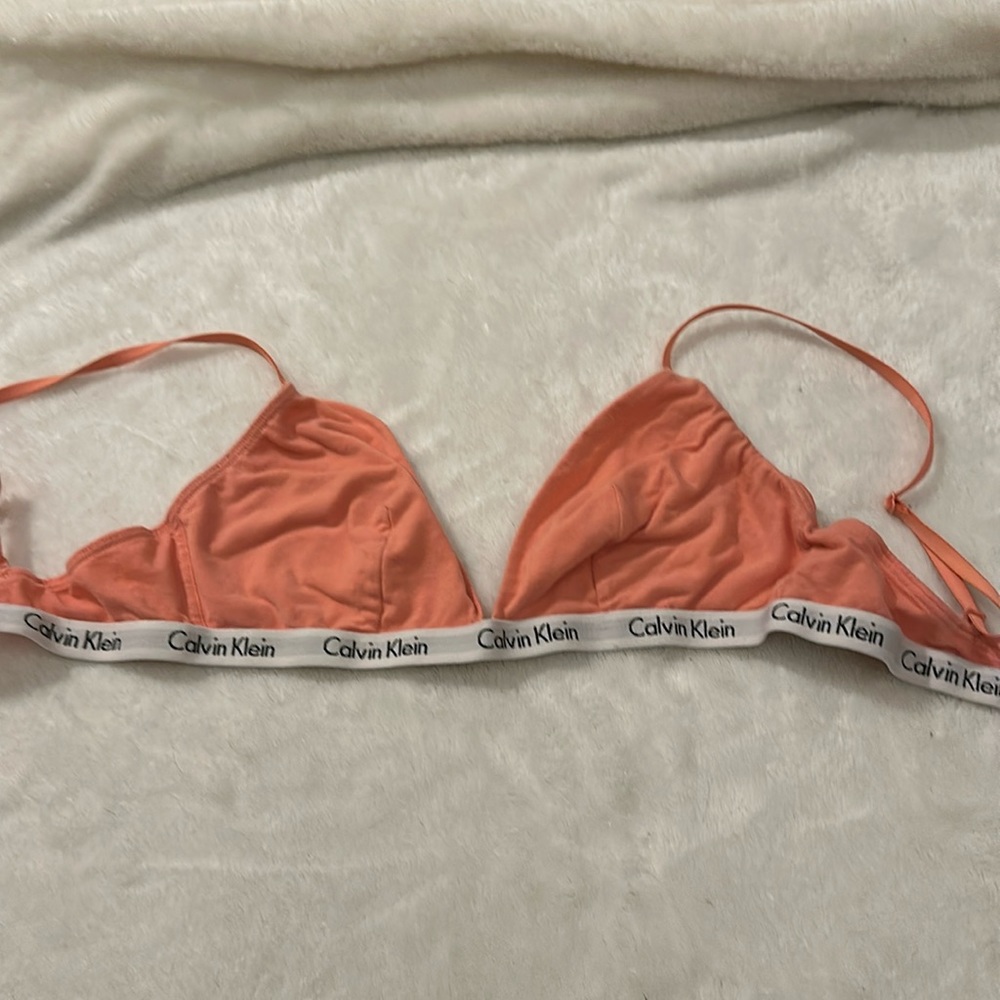CALVIN KLEIN Pink/Peachy bra triangular shape!